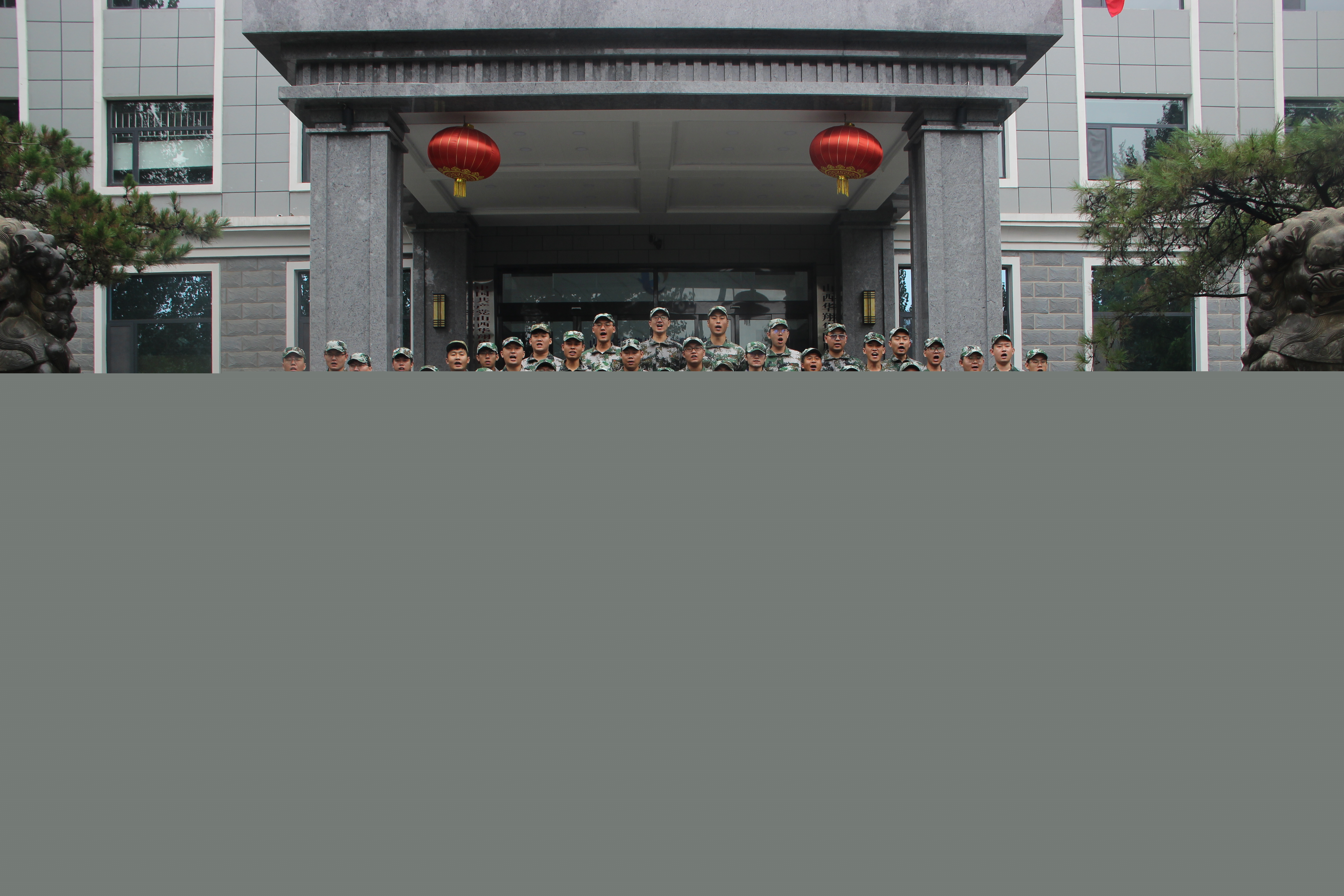 華翔集團舉辦2022年校招畢業(yè)生軍訓(xùn)匯演暨入職見面會