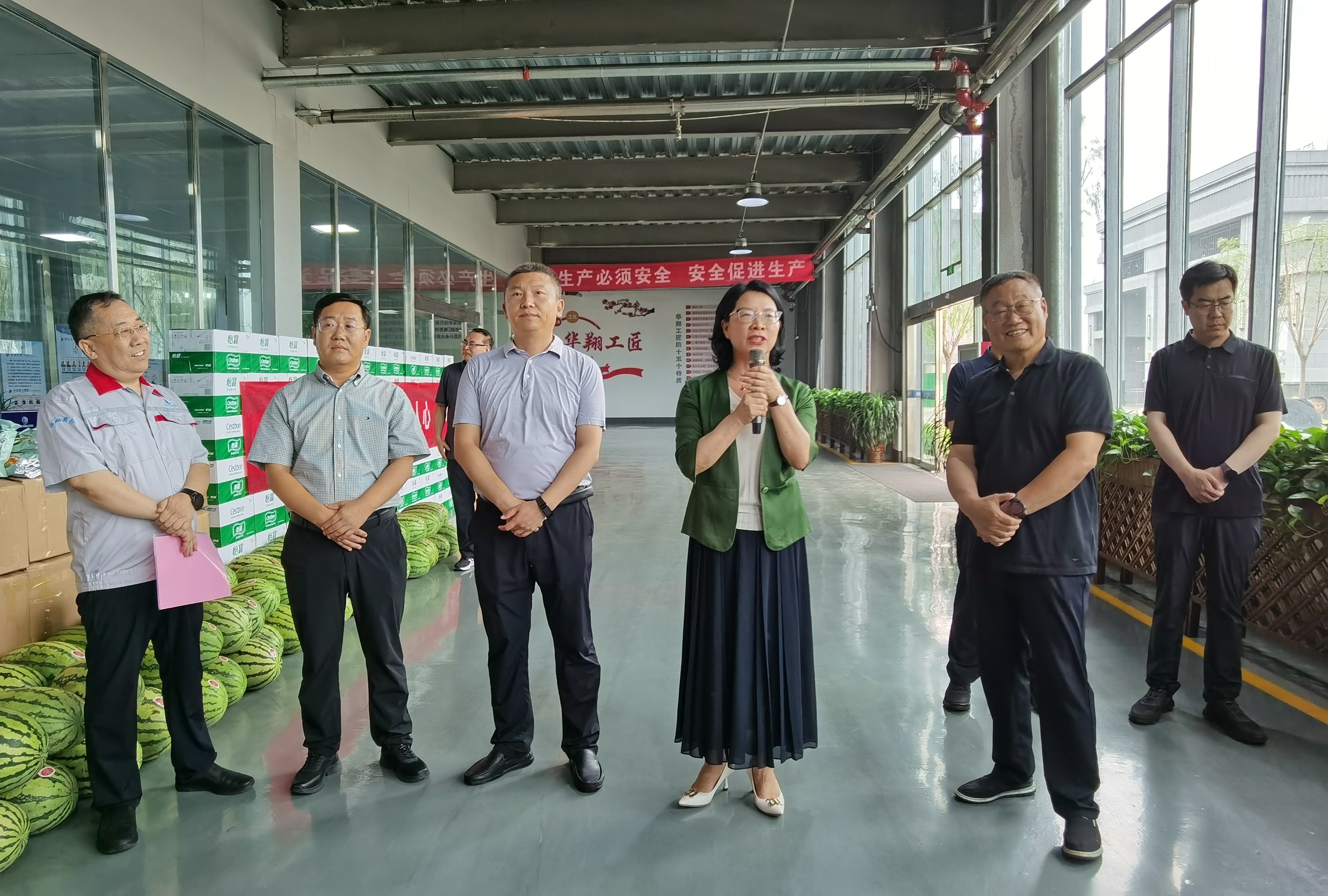 清涼慰問暖人心、凝心聚力鼓干勁